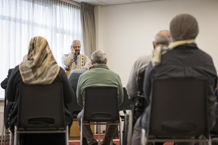 bij elkaar op bezoek